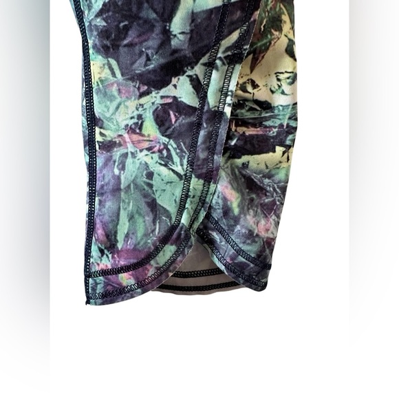 Lululemon Run: Top Speed Crop Size 2 - Picture 5 of 9